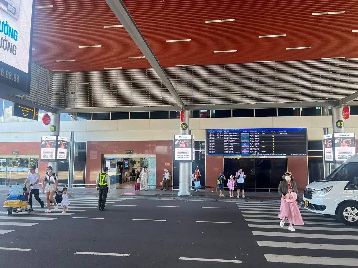 Front of the terminal at Cam Ranh Airport with the arrivals forecourt and a pedestrian crossing.