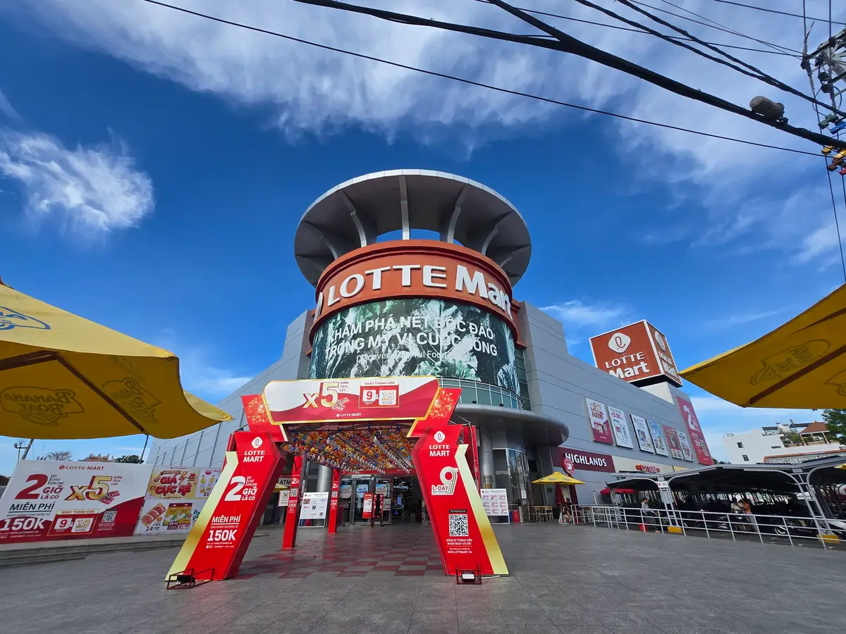 Round-towered shopping mall entrance with a Lotte Mart sign above a red archway