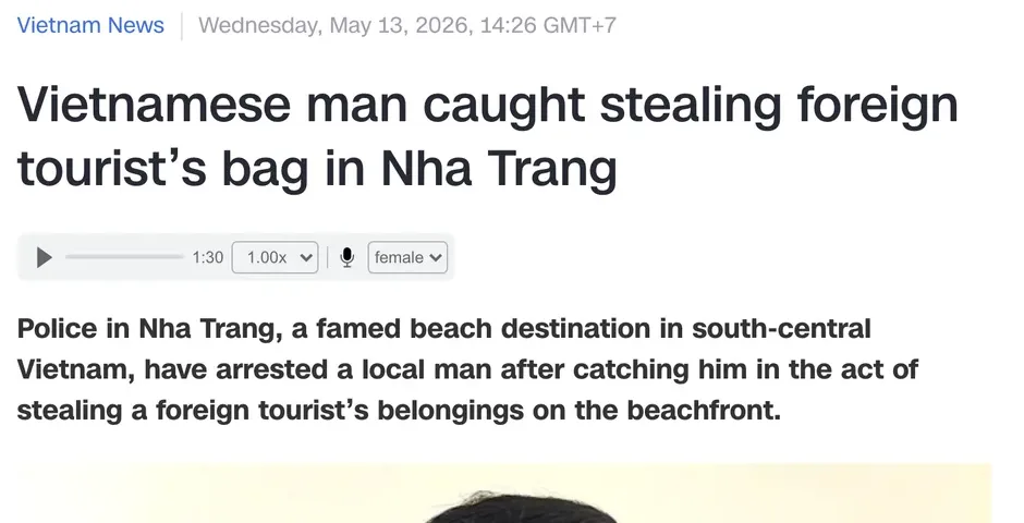 Headline and lead paragraph of a Tuoi Tre News article about a man caught stealing a foreign tourist's bag on the Nha Trang beachfront