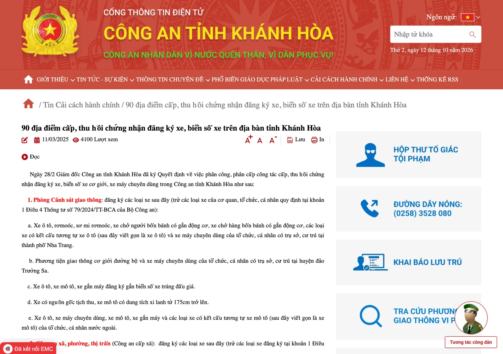 Khanh Hoa provincial police portal page about who registers and withdraws vehicle registrations, with the traffic police list and the ward police list.