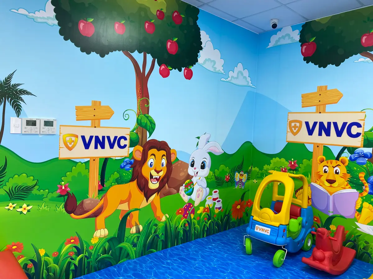 A painted jungle mural with a lion, a rabbit and a tiger beside a yellow toy car.